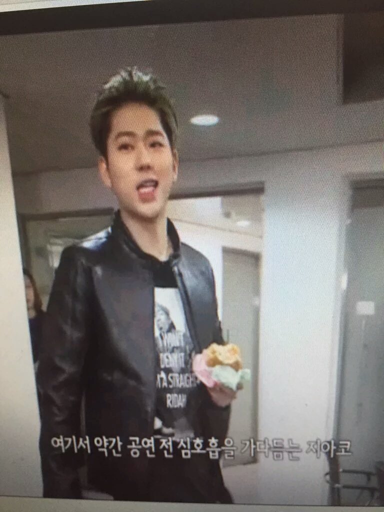 BlockB_eating's tweet photo. Zico eating burgers 🍔 https://t.co/EoRw2D5uQS