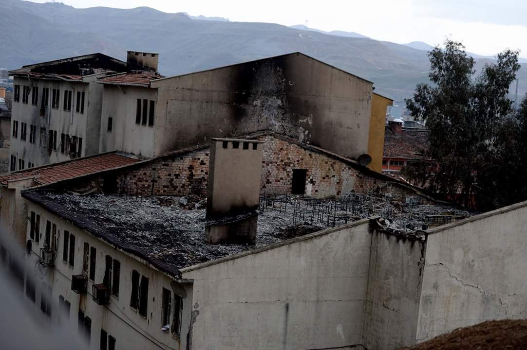 HaberBotan's tweet photo. #Cizre de bu görüntüler barbarligi gözler önüne seriyor. https://t.co/NhUGF1j7EM