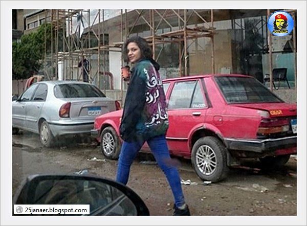 بالصور.. الناشطة  "سناء سيف"  تتظاهر في  "محمد محمود" بمفردها 