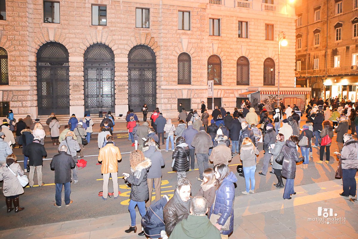 italijanski in slovenski stražarji 23/jan skupaj v Trstu <a href="/sentinpiedi/">Sentinelle In Piedi</a> <a href="/Sentinels_Eur/">Sentinels Europe</a> FOTO > fb.com/media/set/?set…