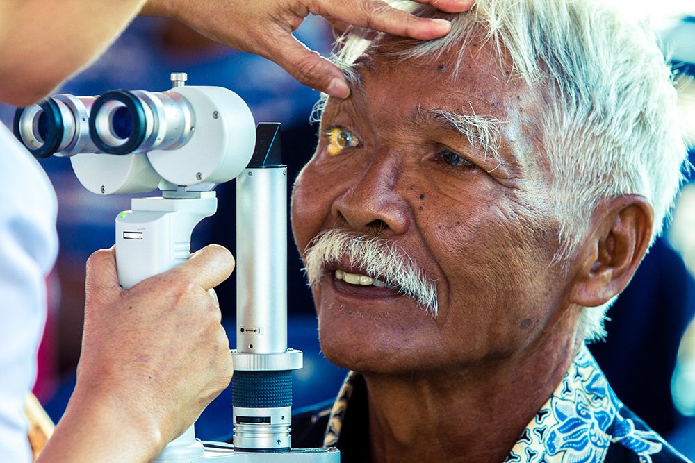 ICRC's tweet image. Cataracts are a major cause of blindness in #Indonesia. Hundreds now have better eyesight thanks to free treatment.
