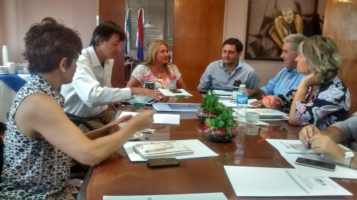 <a href="/ivonneaqui/">𝑰𝒗𝒐𝒏𝒏𝒆 𝑨𝒒𝒖𝒊𝒏𝒐</a> en el inicio del encuentro explica la gestión del gabinete educativo a <a href="/estebanbullrich/">Esteban Bullrich</a>