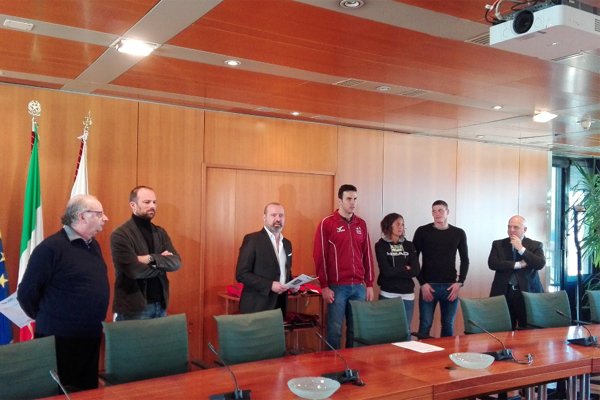 .<a href="/RegioneER/">Regione Emilia-Romagna</a> premia campioni #Europei #nuoto <a href="/FedericoBocchia/">FedericoBocchia</a> <a href="/simonesabbioni/">Simone Sabbioni</a> #MartinaCarraro bit.ly/1S5BA5e