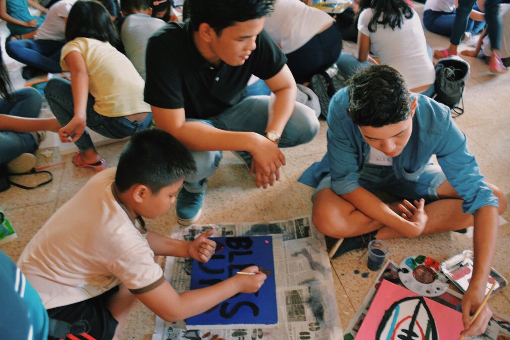 likha_ph's tweet image. Volunteers started their year with flying colors! 🖌🎨  The kids loved painting their dreams! ✔️Day 1 of #stART2016