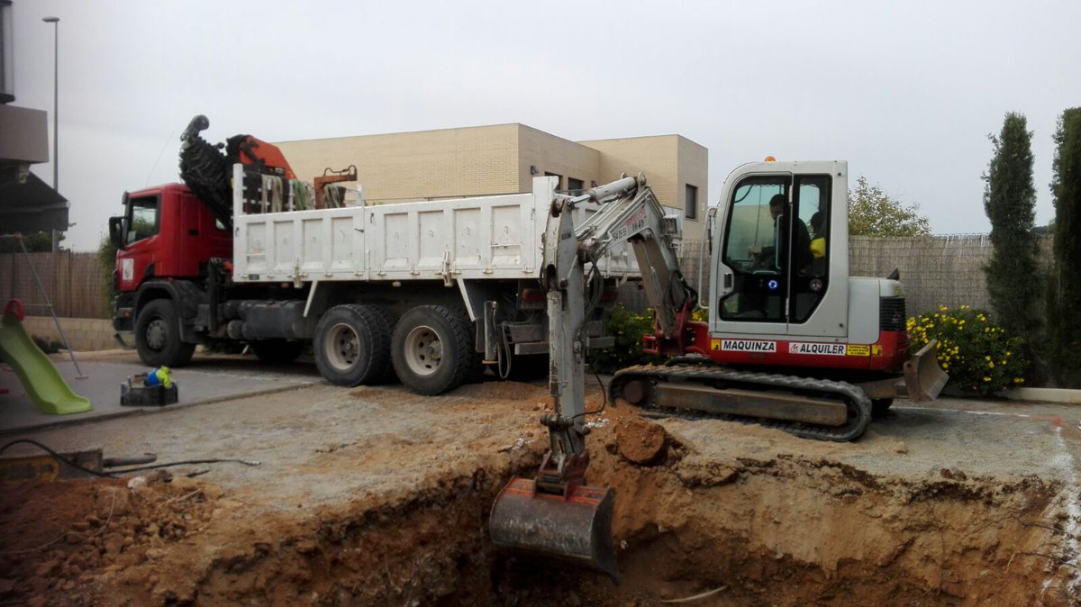 Vilabencyp's tweet photo. #FelizLunes arrancamos semana con inicio de ejecución de piscina en Betera #construction #piscina #Valencia https://t.co/Lveuz2k1yS