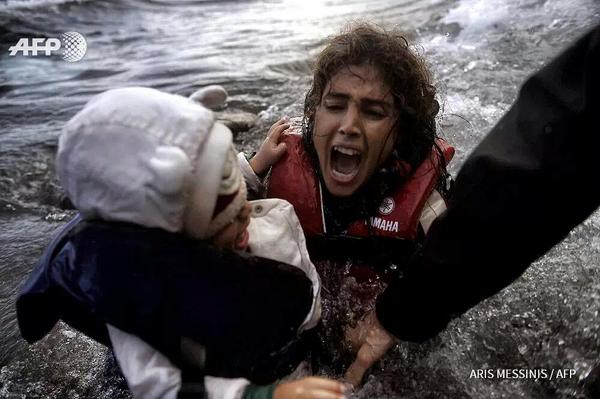 Si te la 'juegas' así con tu bebé en el Mar Egeo es que huyes del infierno. No hay más. Lesbos. #refugiados