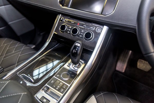 aspirebespoke's tweet photo. Aspire Design carbon fibre and leather Interior #AspireDesign #LandRover #Supercars #GCmotors @Autosport_Show https://t.co/4TN6PhU88O