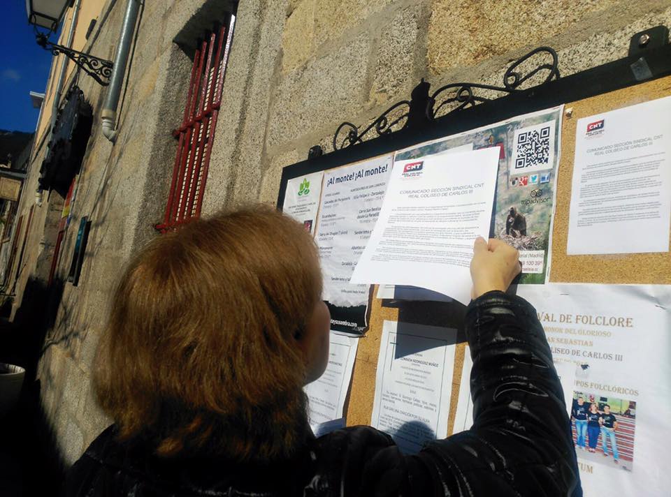 Las compas de <a href="/Rcc3Cnt/">CNT S.S RCC3</a> Repartiendo y comentando con los vecinos el comunicado por el cese de Rosario Martin-Crespo.