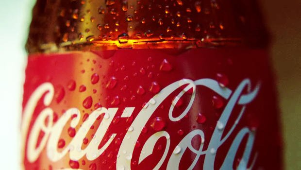 FastCoCreative's tweet image. How Coca-Cola Plans To Unite Its Coke Line Into One Big Red Brand: buff.ly/1Kvn5zw
