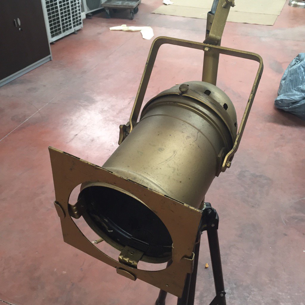 Vendo "Focos Tipo Teatro Envejecidos En Color Oro" en #wallapop p.wallapop.com/i/57921144?_pi…