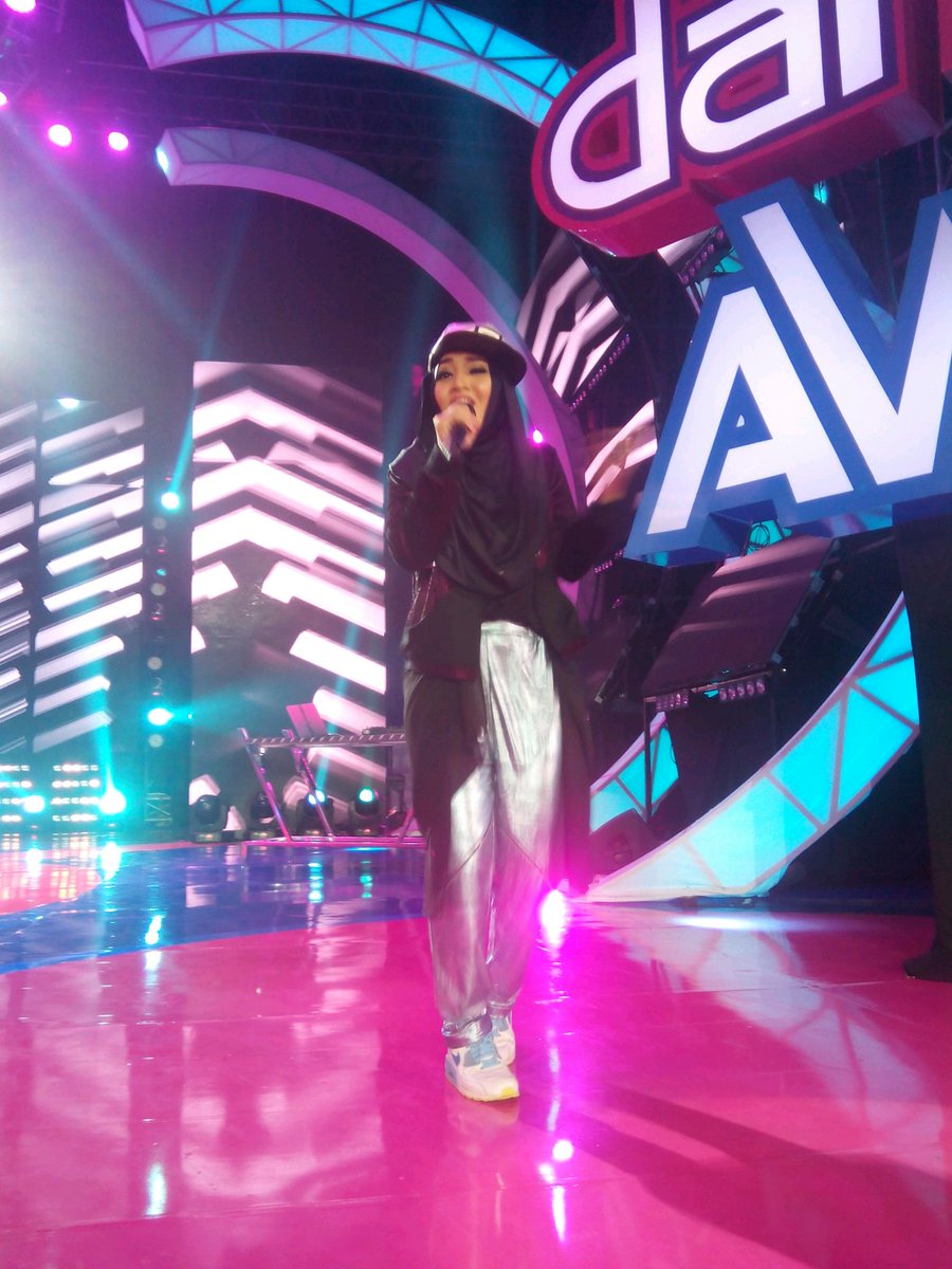 dahSyatMusik's tweet photo. Makin seru fatin bawain lagunya versi yang berbeda lohhh @FatinSL #dahSyatnyaAwards2016 https://t.co/3kAVpDz8Pq