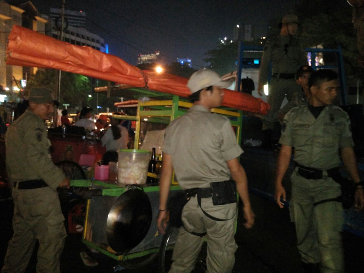 Wakil Camat Tn abg memimpin penertiban PKL di Jl. Asia Afrika dan Kawasan GBK Senayan, Kel.Gelora. <a href="/BeritaJakarta/">Berita Jakarta</a>