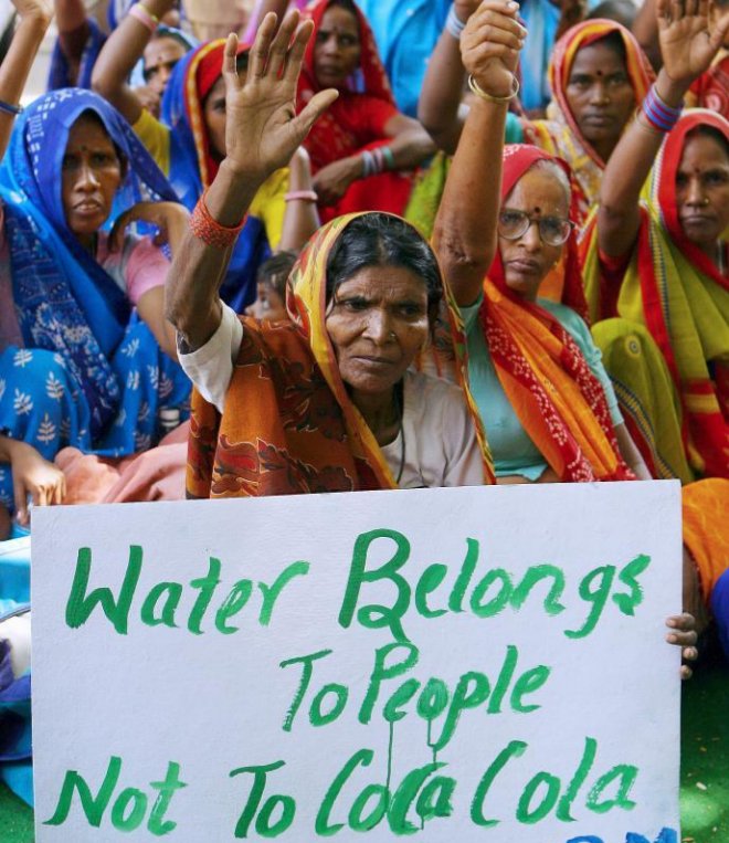 elmundoes's tweet photo. 'El agua pertenece a la gente, no a #CocaCola'. El mal trago de la empresa en India https://t.co/SXMQRDtdbu https://t.co/mzt65YcZmB
