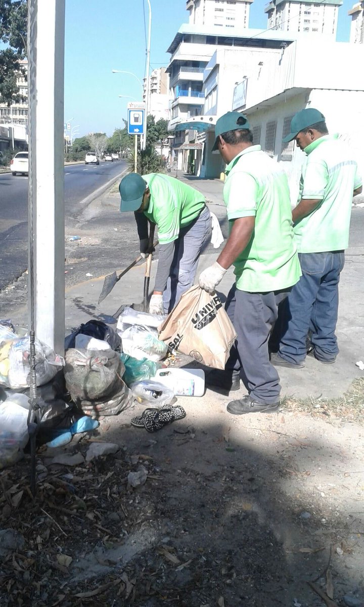 AlcaldePedroB1's tweet photo. La inconciencia ciudadana se apoderó de la ciudad hoy. Equipo de Iamib recogiendo la reguera es diferentes puntos. https://t.co/n3EvUJrHab