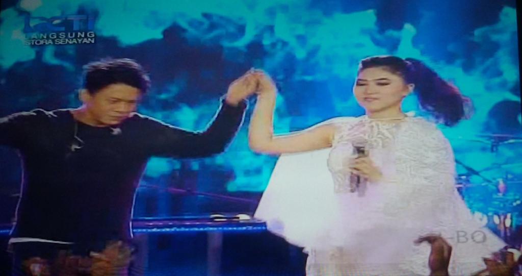 russs_15's tweet photo. Ad isyana ft ariel NOAH ..😎😎 suara mereka kurang kawin sepertinya tapi cocokk tau...😂  #dahSyatnyaAwards2016 https://t.co/39fQoFbtm0
