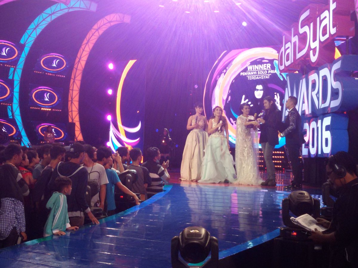 Terima kasih Devotees semua yg telah mendukungku menjadi pemenang penyanyi solo pria #dahSyatnyaAwards2016