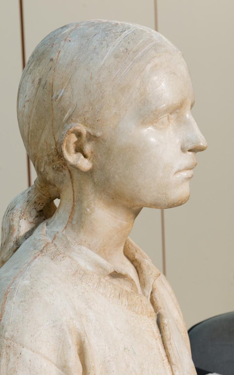 RestauraThyssen's tweet photo. Antes y después de la limpieza del busto "Retrato de Carmen" #realistasthyssen https://t.co/nFIroKcl6p