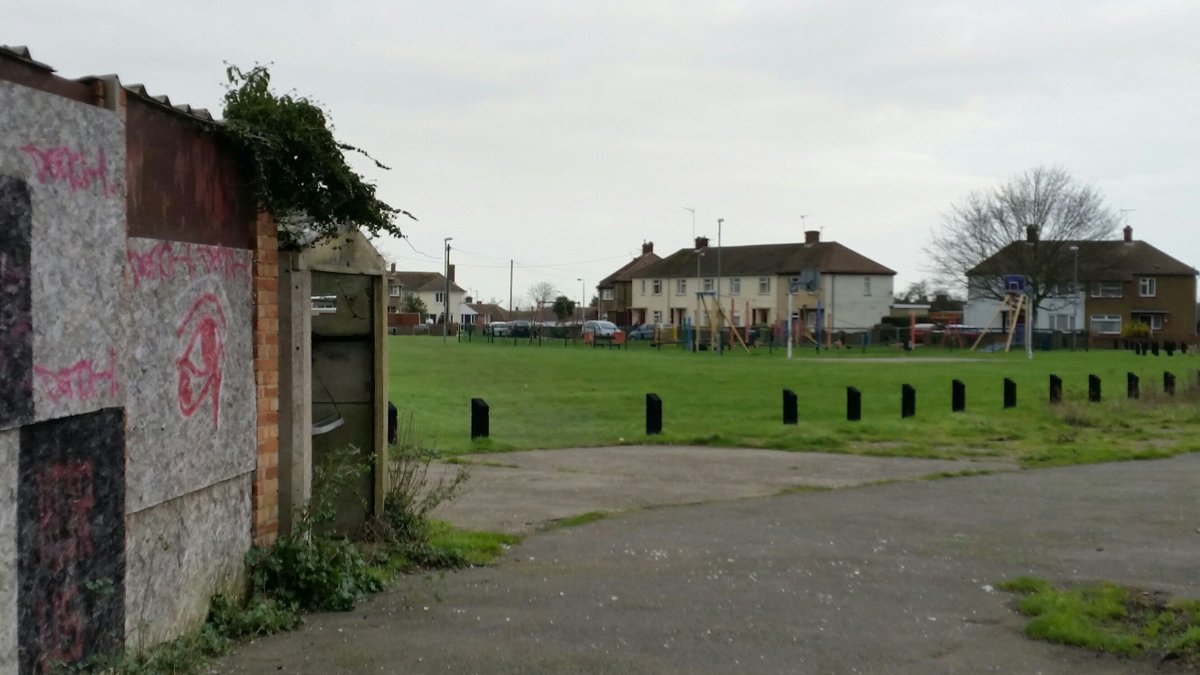 Thomas_Undy's tweet photo. @SwaleCouncil Garages in Davington, next to a busy alleyway, playground and school. Asbestos roofing has collapsed. https://t.co/OlEu7VoT0i