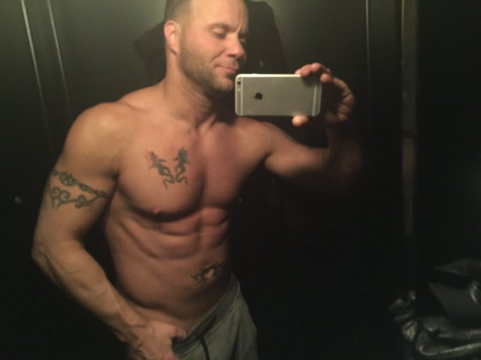 Happy Monday Getting ready for my scene with sexy @AdamRussoxxx and @SkynMen https://t.co/6DE6NZYktp