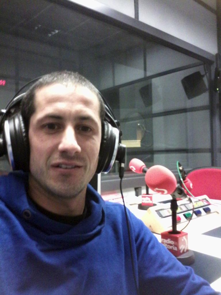 simplementebori's tweet photo. Ya estamos aquí!
@radioeuskadi  @radio_vitoria 
#cansinismomediatico
#parezcoimportante https://t.co/77xB5MIqJO