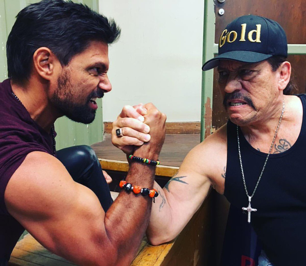 Went head to head arm wrestling with @manubennett yesterday! #Machete vs. #Deathstroke, who do you think won? https://t.co/c9lkvvoK2U
