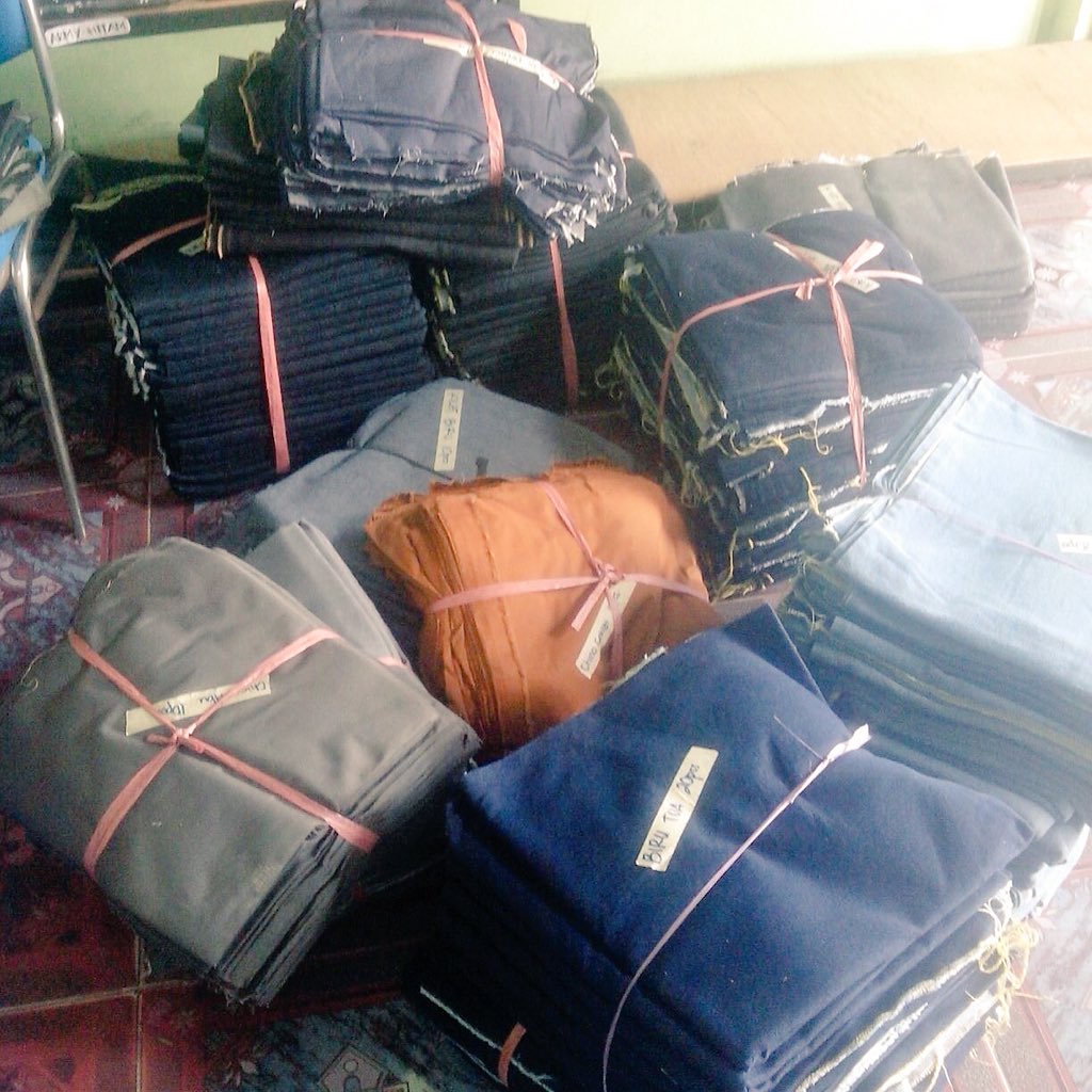 JeansTarakan's tweet photo. bahan baru dah datang lg ni kawans. selain stock bahan lama, ada jg ristox dan jeans kilat. penasaran? dtg lgsg ya 😊 https://t.co/3Y60tauudn