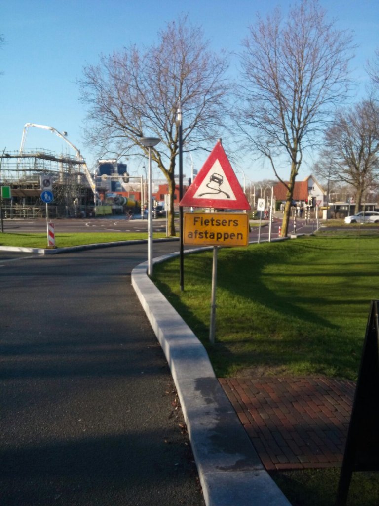 ZwolleFietst's tweet photo. Tja, vorige week was dit nog prima advies vd #wegbeheerder ~ #winterwarmte #fietsstimulering - u mag weer opstappen! https://t.co/A3eDGoJJ85