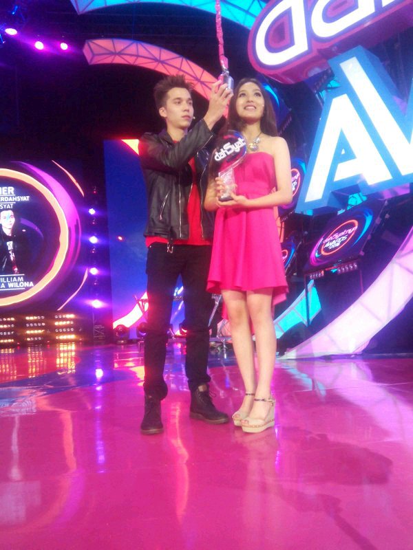 dahSyatMusik's tweet photo. Selamat buat @steff_wllliam dan @15natashawilona menjadi pemenang pasangan terdahsyat #dahSyatnyaAwards2016 https://t.co/6u7MgPesC1