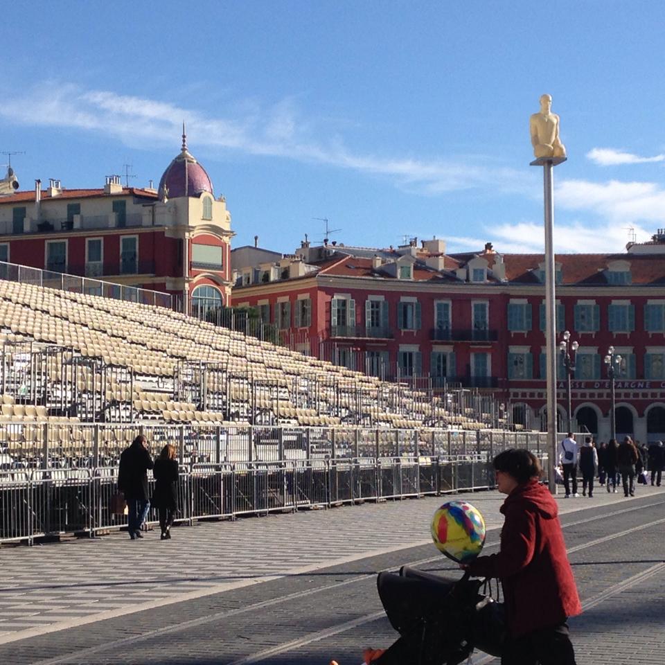 What's all this scaffolding in Nice about? The answer is here: thetravelmagazine.net/nice-carnival-…