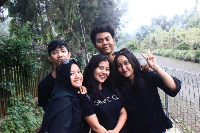 Emg pd dasarnya ULC itu kompak! Pdhl gak janjian tp bisa barengan gini pake item2 kek mo nntn metal-_-