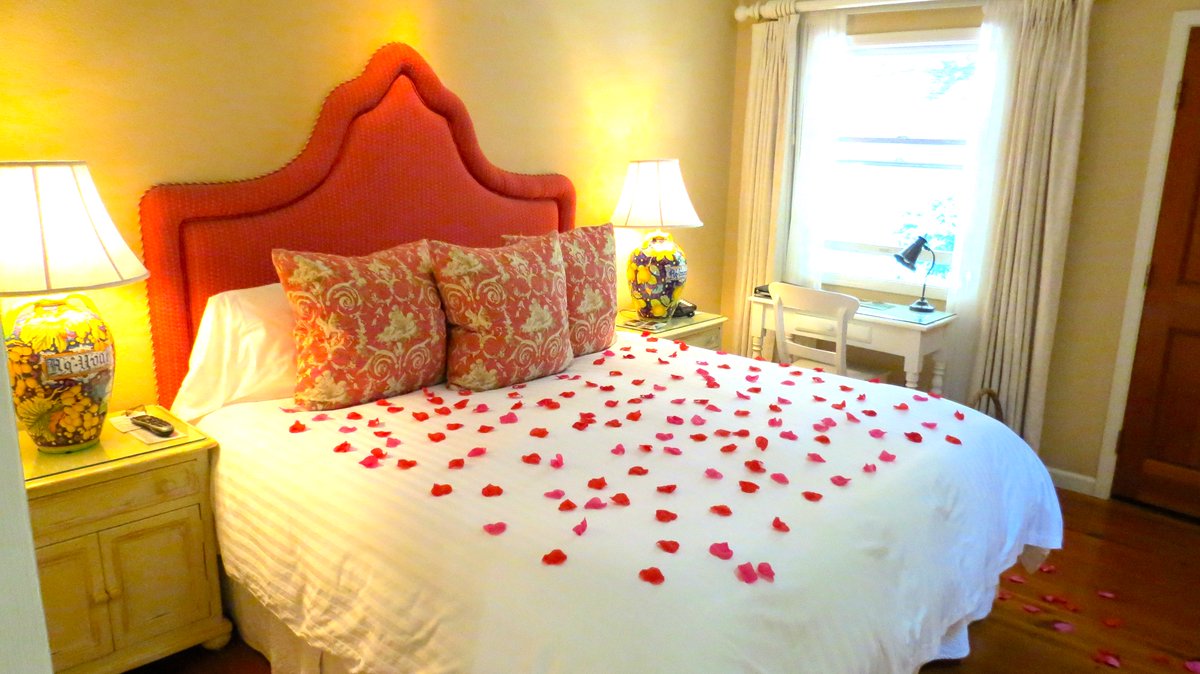 CottageGroveInn's tweet photo. Pamper your sweetheart this month. Roses &amp; wine by the fire. Your private cottage in the heart of Wine Country. https://t.co/dhMSjrWJUh