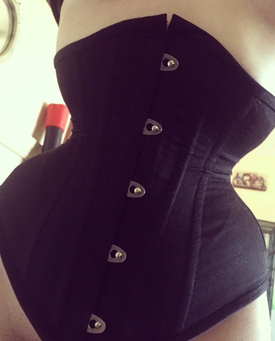 Still on the #corsettraining grind! #18inchwaist & shrinking. Meow! #waisttraining #corset #hourglassfigure
