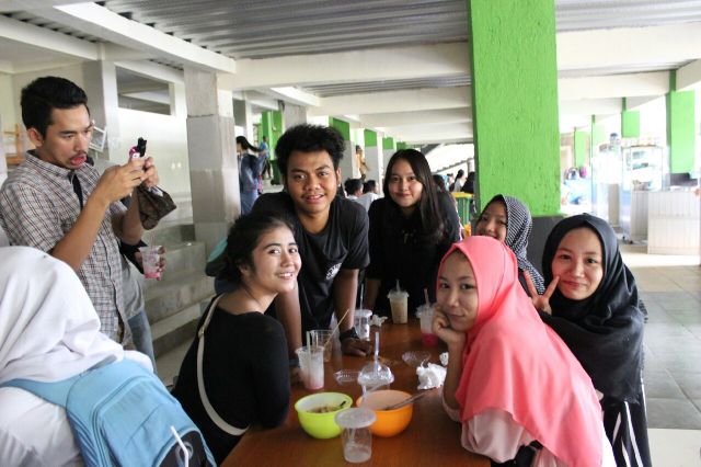 Ngumpul sambil jajan makanan favorit dikantin sekolah