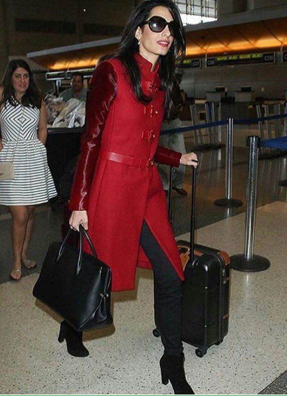 360StyleFind's tweet photo. Chic travel look by Amal Clooney #streetstyle #fashion https://t.co/YpUkgzQ37w