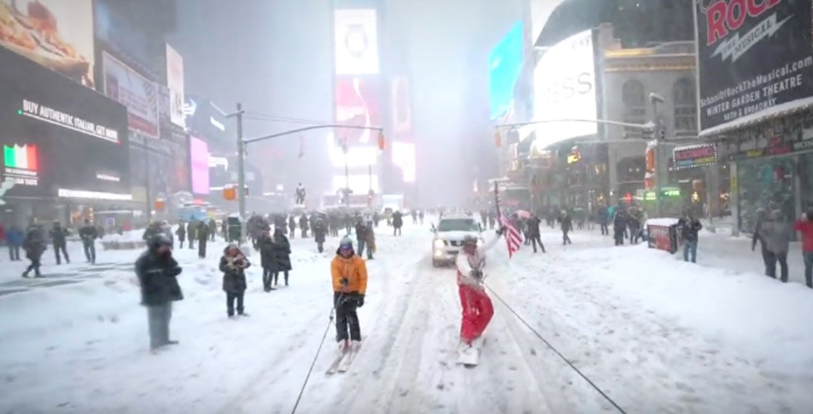 Filmmaker Casey Neistat goes #snowboarding through #NYC during the #Blizzard!  ow.ly/XuWrI