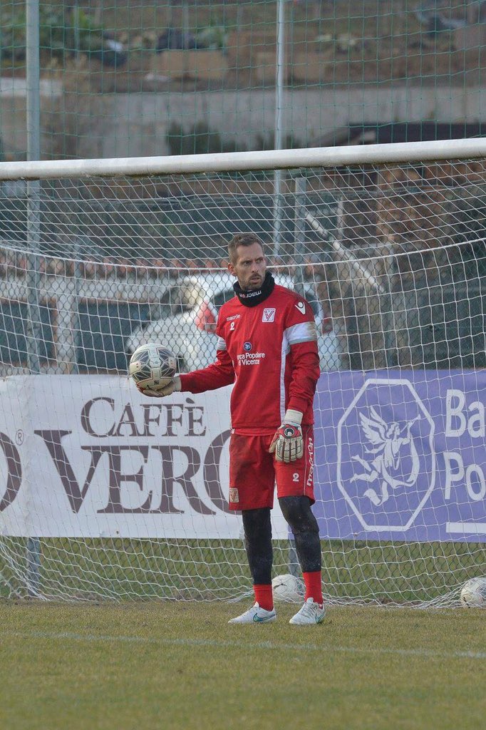 LRVicenza's tweet photo. Primo allenamento di @CiccioBenu oggi pomeriggio in biancorosso. A breve l'ufficialità. #WeAreVicenzaCalcio @Lega_B https://t.co/Ko65GzCnS4