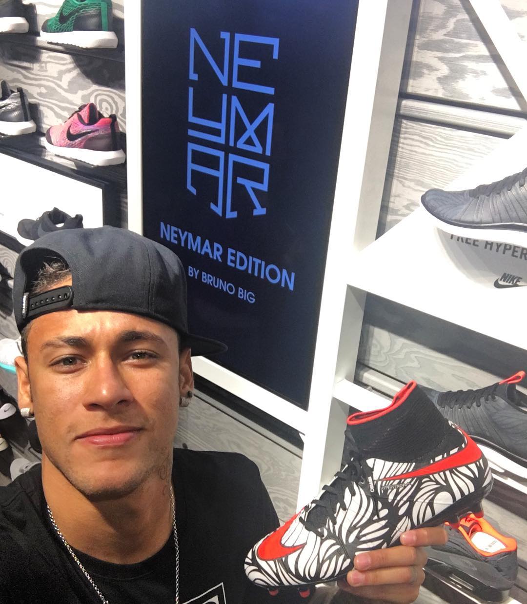 Neymar Jr on Twitter: the in Barcelona. Happy to show you my new #Hypervenom https://t.co/LMSzQ4QxIb" /