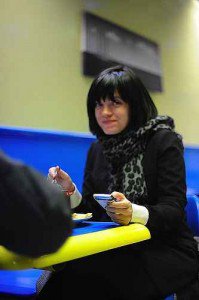 @CityLifeManc Lilly Allen in the old look Leo's Fish Bar - fab photo by @kazzmcb - ok eating, not playing :)