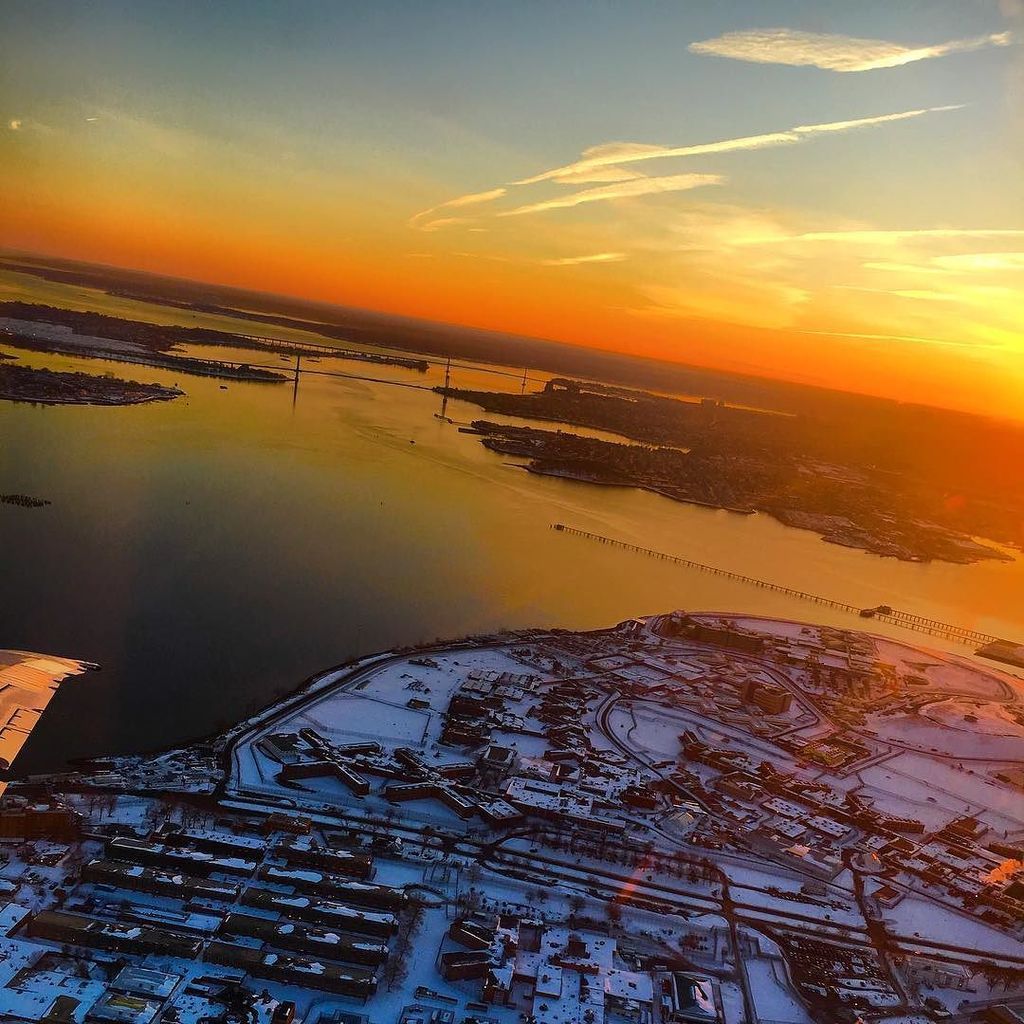 jilbar's tweet photo. #sunrise at #laguardia #nyc #snow #monday #photooftheday #comeflywithme #wheretonext #luxu… https://t.co/QiXatKfN4f https://t.co/opiMKbbPFU