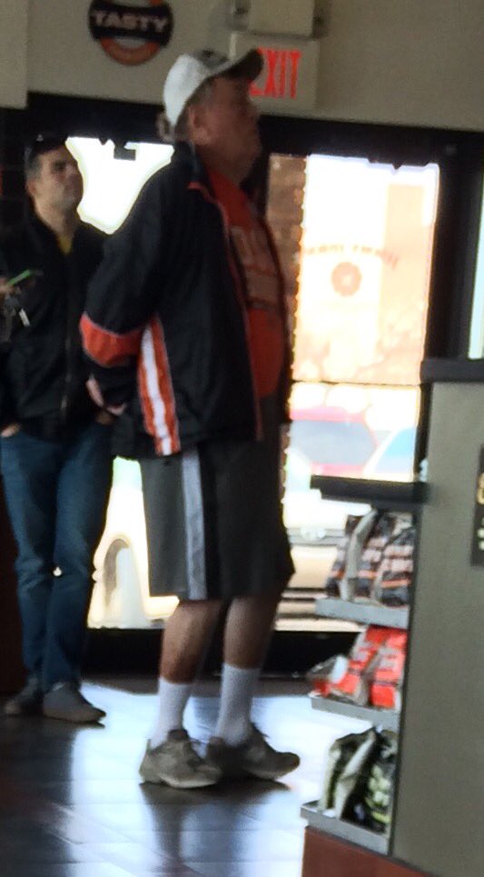 _mitchAllen_'s tweet image. Spotted an old man at jimmy john&apos;s wearing the same athletic shoes as @KNFranklin #embarrassing