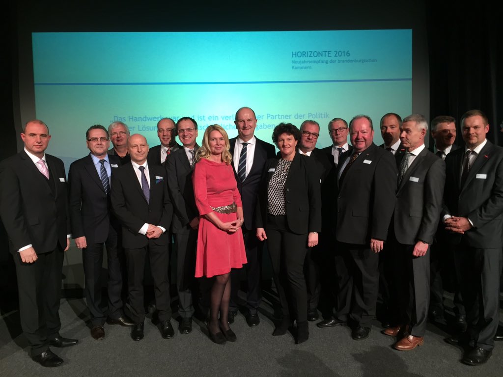 IHKPotsdam's tweet photo. Prominenz aufs Parkett! Minister und Kammerpräsidenten #horizonte2016 https://t.co/2JalgqLSng