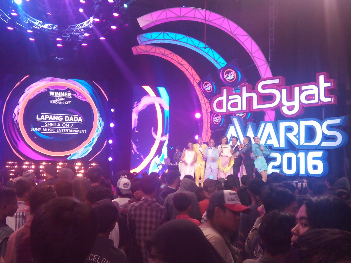 Selamat untuk <a href="/sheilaon7/">Sheila On 7</a> sebagai pemenang lagu terdahsyat "Lapang Dada" #dahSyatnyaAwards2016