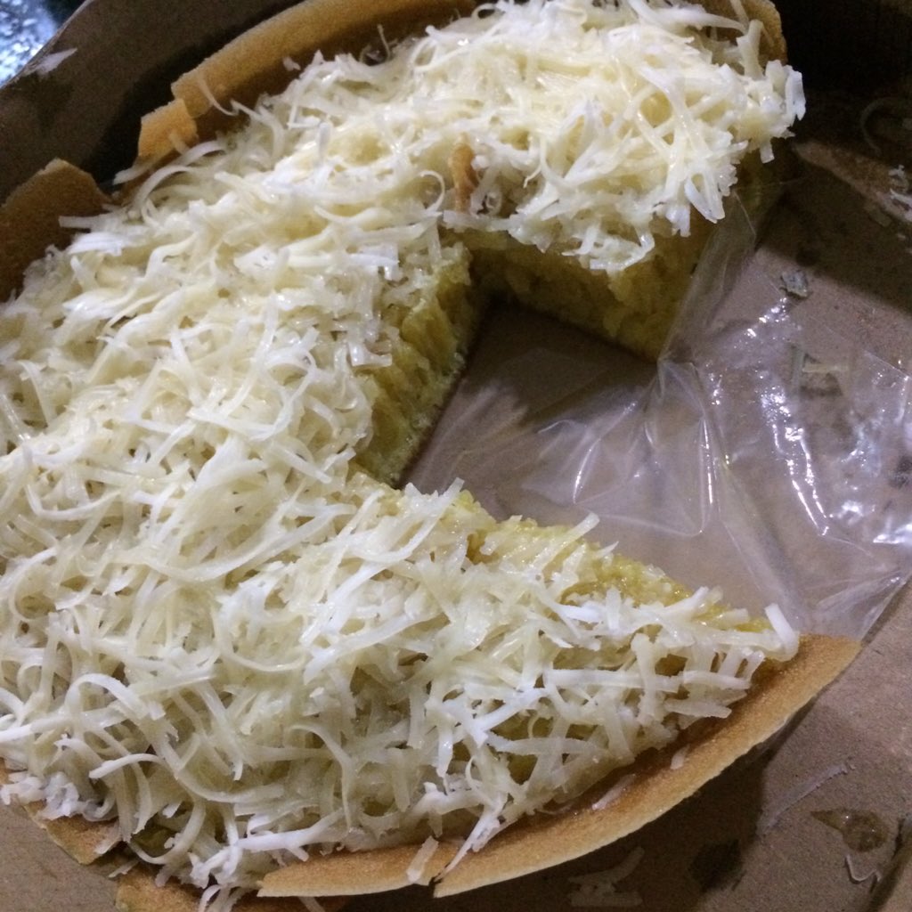 Sampe rumah tiba" ada sisaan martabak, hahah, senang.. biasanya jarang disisain, rejeki memang gak kemana 😂