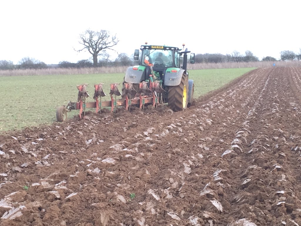 rolfejoe's tweet photo. Dry enough to plough now, cracking on best we can #crackon2016 https://t.co/dqiYM2yJPv