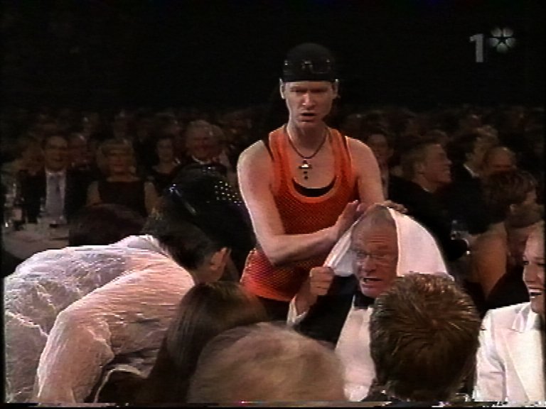 Idrottsgalan 2003: Kungen gömde sig under servett. Foto: SVT