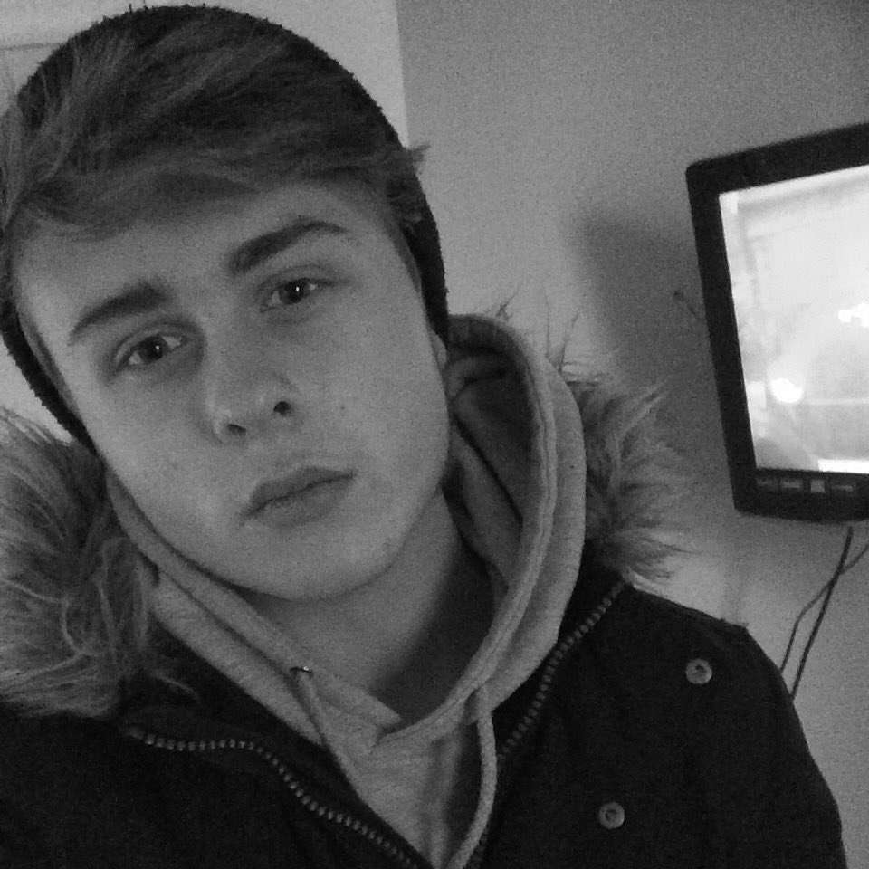 TheoKendrick___'s tweet image. So... My first tweet is a selfie. #1follower