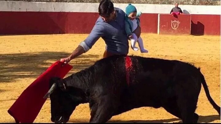 Bastetlove3's tweet photo. Anda otra lumbreras, seguro que ve A3 😂😂😂
#A3Manipula #A3Miente https://t.co/VIiqtg528x
