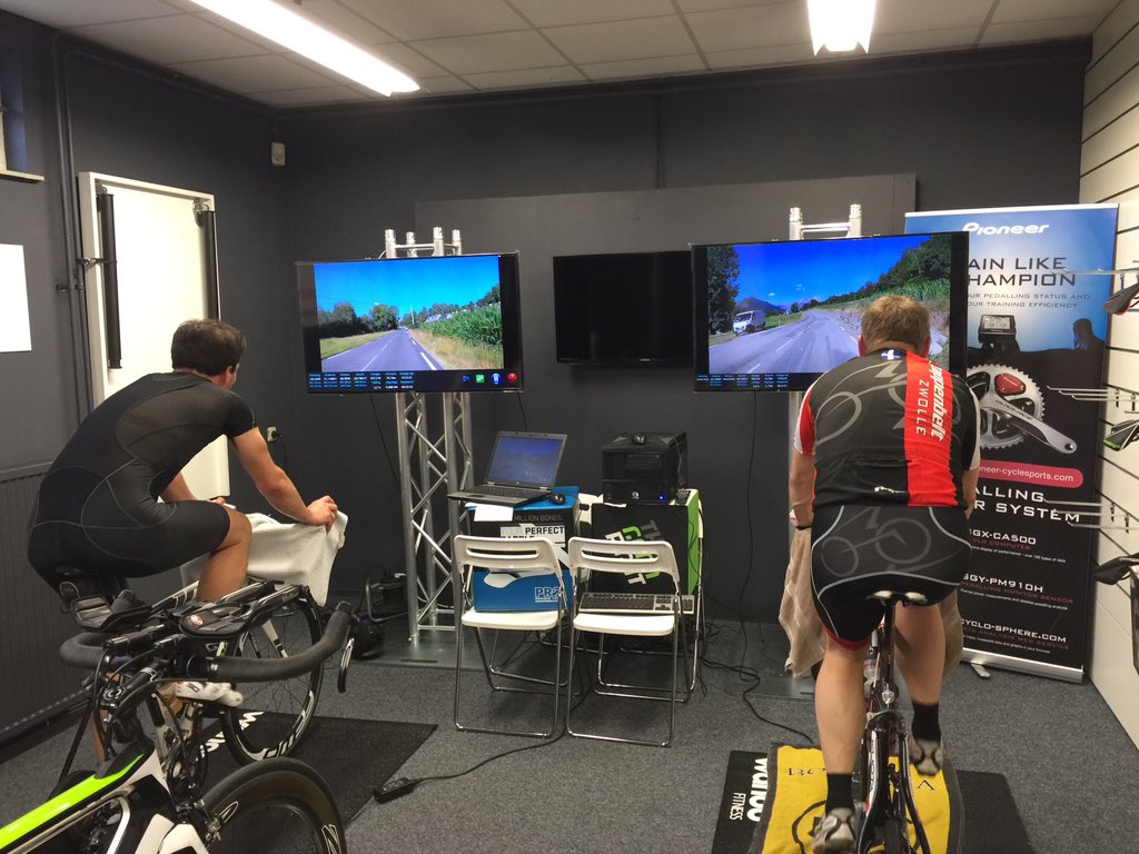 Morgen 10u. Dames aan het vertrek voor de Aubisque Wie steunt ze in de rit naar de top met een kop koffie in de hand