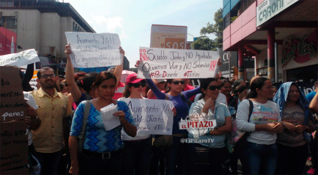 DiarioTalCual's tweet photo. PROTESTA Docentes del Táchira paralizaron actividades exigiendo firma del contrato colectivo https://t.co/Sjjz2JWMYW https://t.co/LGdSWBba1G