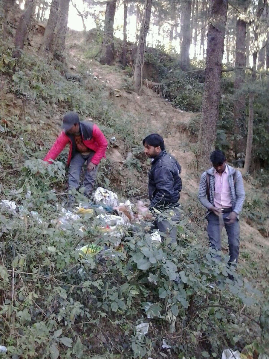 SwachhShimla's tweet photo. #MyCleanIndia @SwachhBharatGov cleanliness drive on 17/01/16 in sec-4, new shimla with d participation of RWA n MC https://t.co/87gASjkKV6